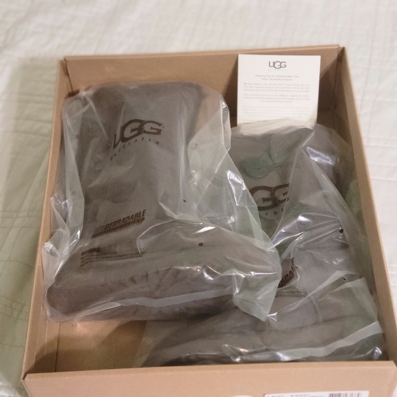 UGG Women's Bailey  Button Triplet 1873 W CHOCOLATE Mid-Calf Winter Boot size 5 - Picture 9 of 10